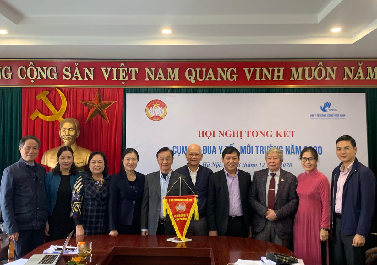 Trao cờ Cụm trưởng năm 2021 cho Hội Kế hoạch hóa gia đình Việt Nam.