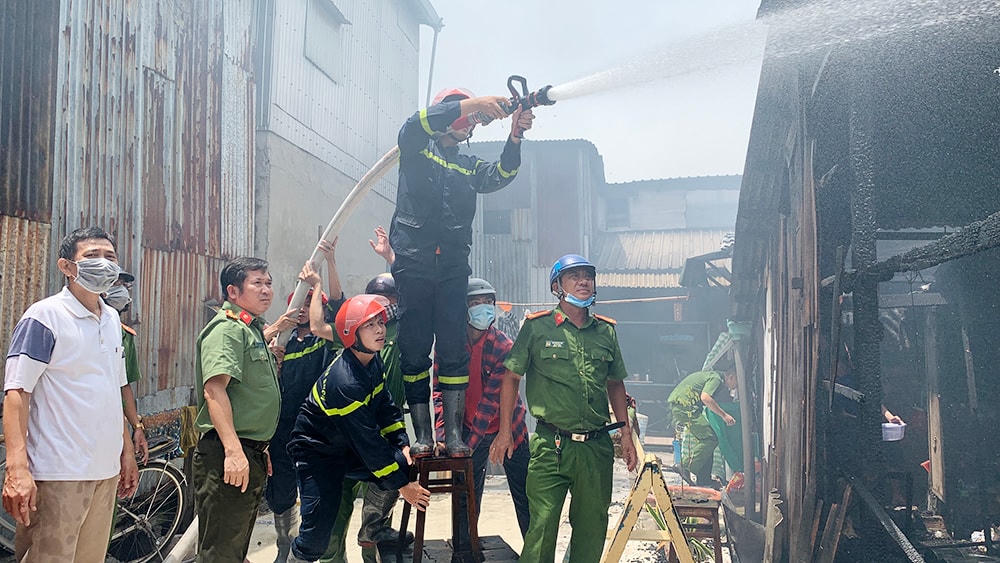 Lực lượng khống chế đám cháy tránh lây lan sang các nhà dân.