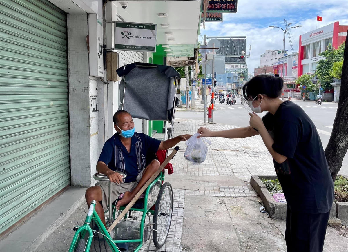 Chia sẻ bữa cơm trong “mùa” Covid.