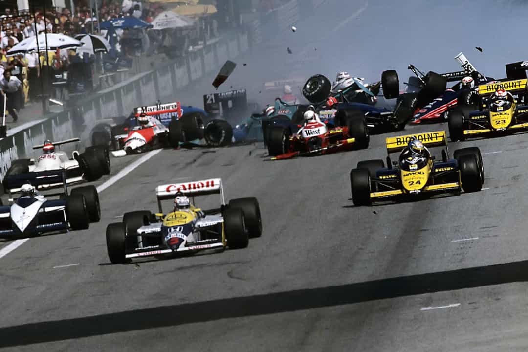 Hỗn loạn xảy ra trong vòng đua mở màn của Giải Grand Prix Áo năm 1987, nhiều chiếc xe đã xếp thành đống sau khi va chạm trong khi tranh giành vị trí trên đường đua hẹp.  
