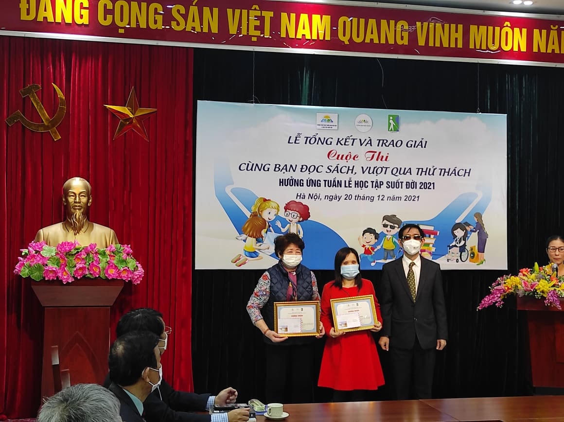 Các tác giả được trao giải Nhì.