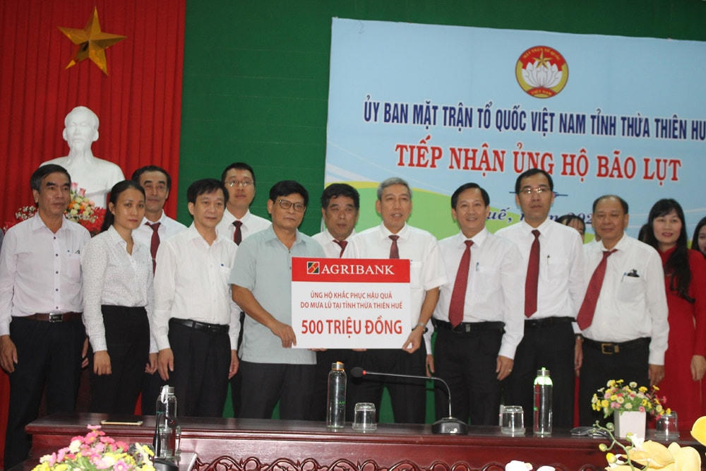 Ban Thường trực Ủy ban MTTQ Việt Nam Thừa Thiên-Huế tiếp nhận tiền ủng hộ của các Ngân hàng.