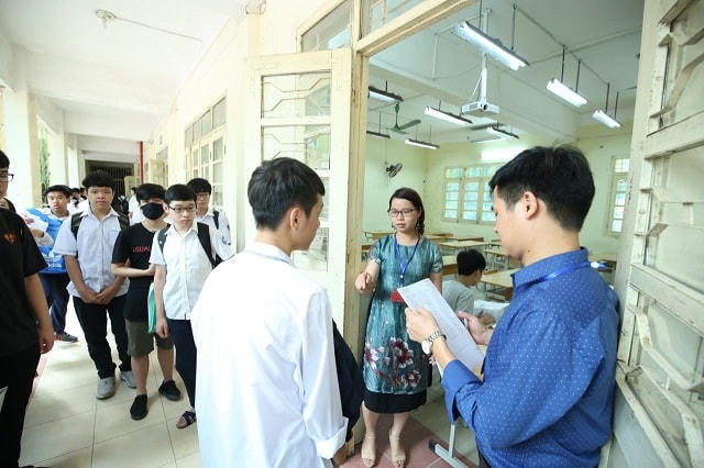 Thí sinh làm thủ tục dự thi tại trường THPT Việt Đức.
