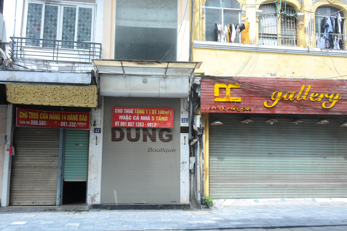 Vốn là nơi nhộn nhịp mua bán quần áo trên phố Hàng Đào nay cũng chỉ còn lại mấy tấm biển cho thuê cửa hàng.