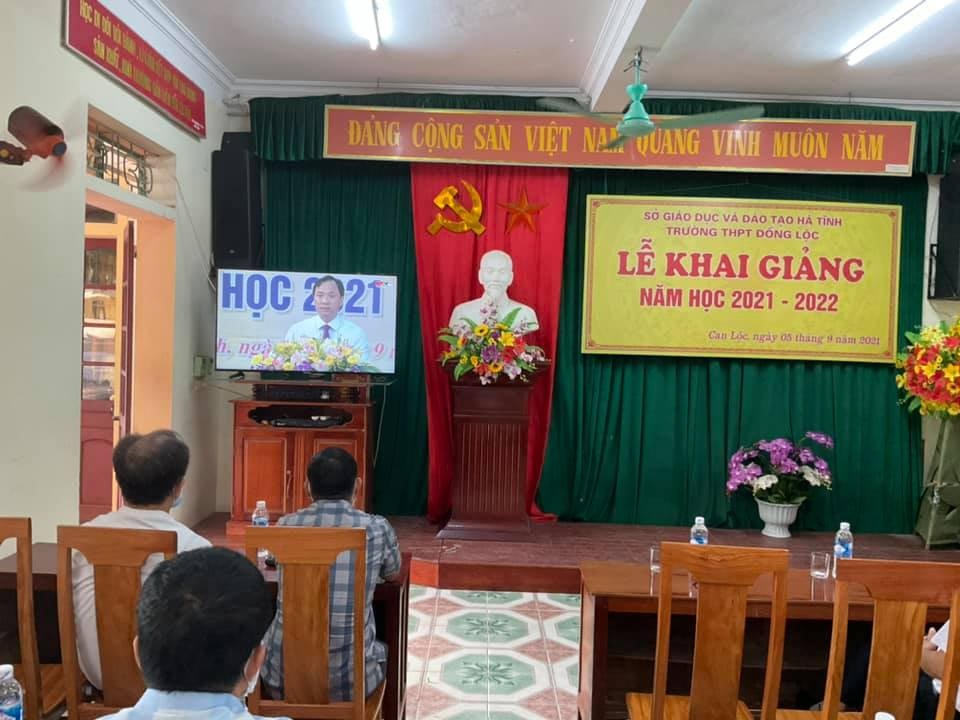 Trường THPT Đồng Lộc (huyện Can Lộc, Hà Tĩnh) tổ chức khai giảng trực tuyến.