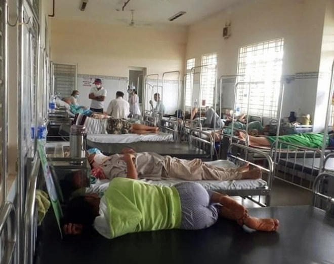 Các trường hợp có dấu hiệu ngộ độc sau khi ăn bánh mì đang được điều trị tại bệnh viện Đa khoa khu vực Long Khánh.  