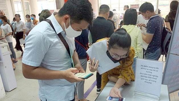 Người lao động đăng ký hưởng bảo hiểm thất nghiệp tại Hà Nội.