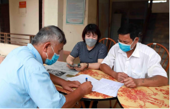 Chi trả tiền hỗ trợ cho hộ nghèo gặp khó khăn do Covid-19 ở Lạng Sơn.