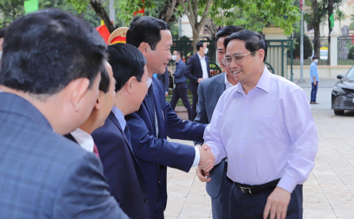Lãnh đạo tỉnh Thanh Hoá đón Thủ tướng Phạm Minh Chính.
