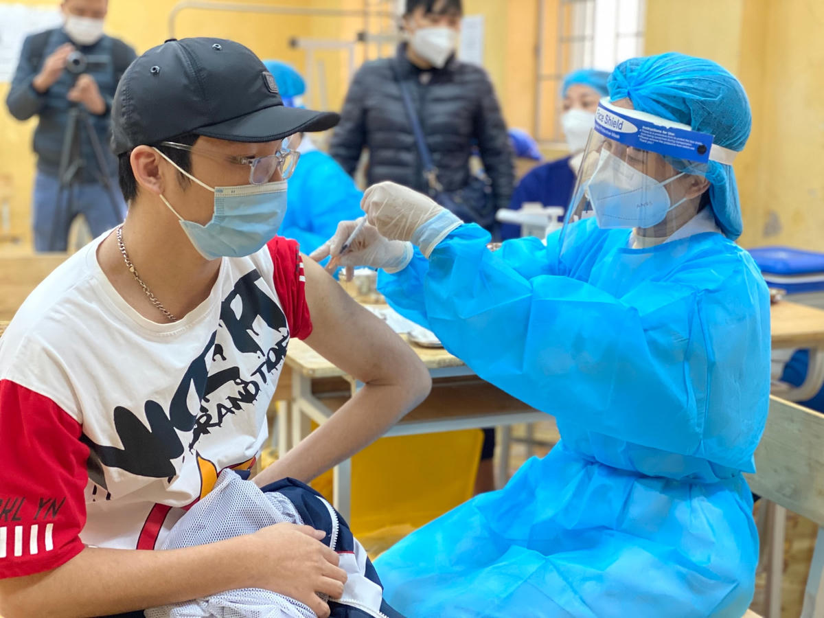 Học sinh Trường THPT Quang Trung - Đống Đa trong ngày tiêm vaccine Covid-19.