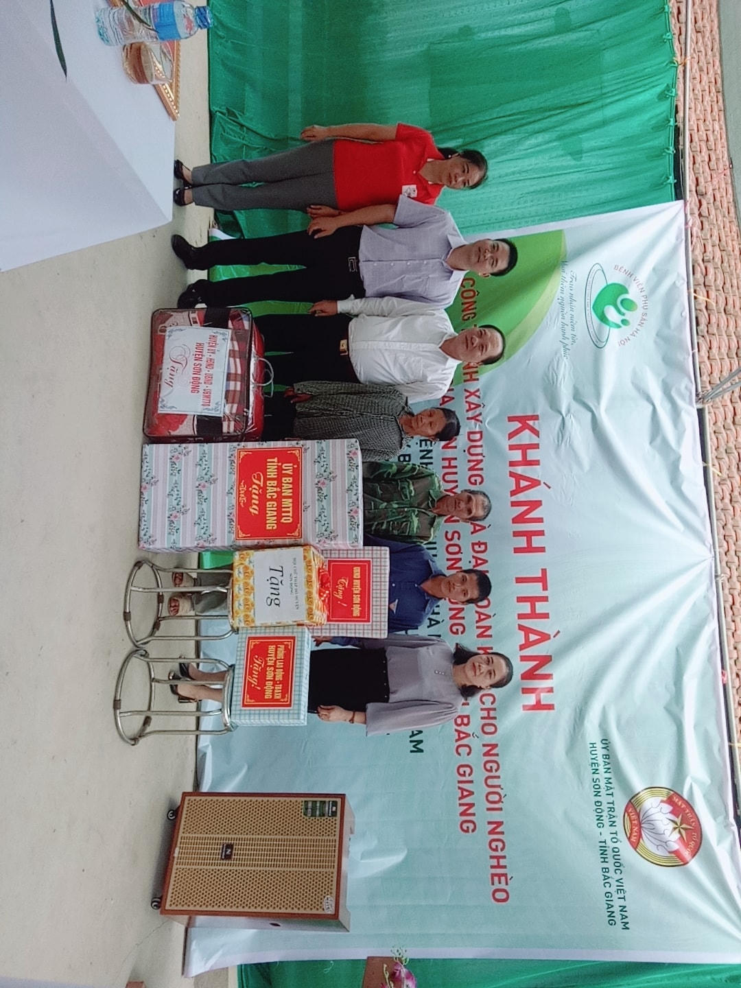 Ông Trần Công Thắng trao nhà Đại đoàn kết cho người nghèo huyện Sơn Động.