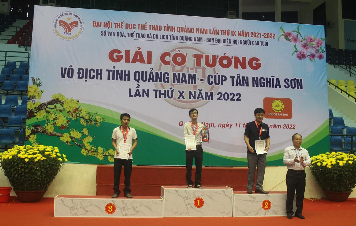 Ban tổ chức trao giải nhất, nhì, ba cho các kỳ thủ ở nội dung nam.