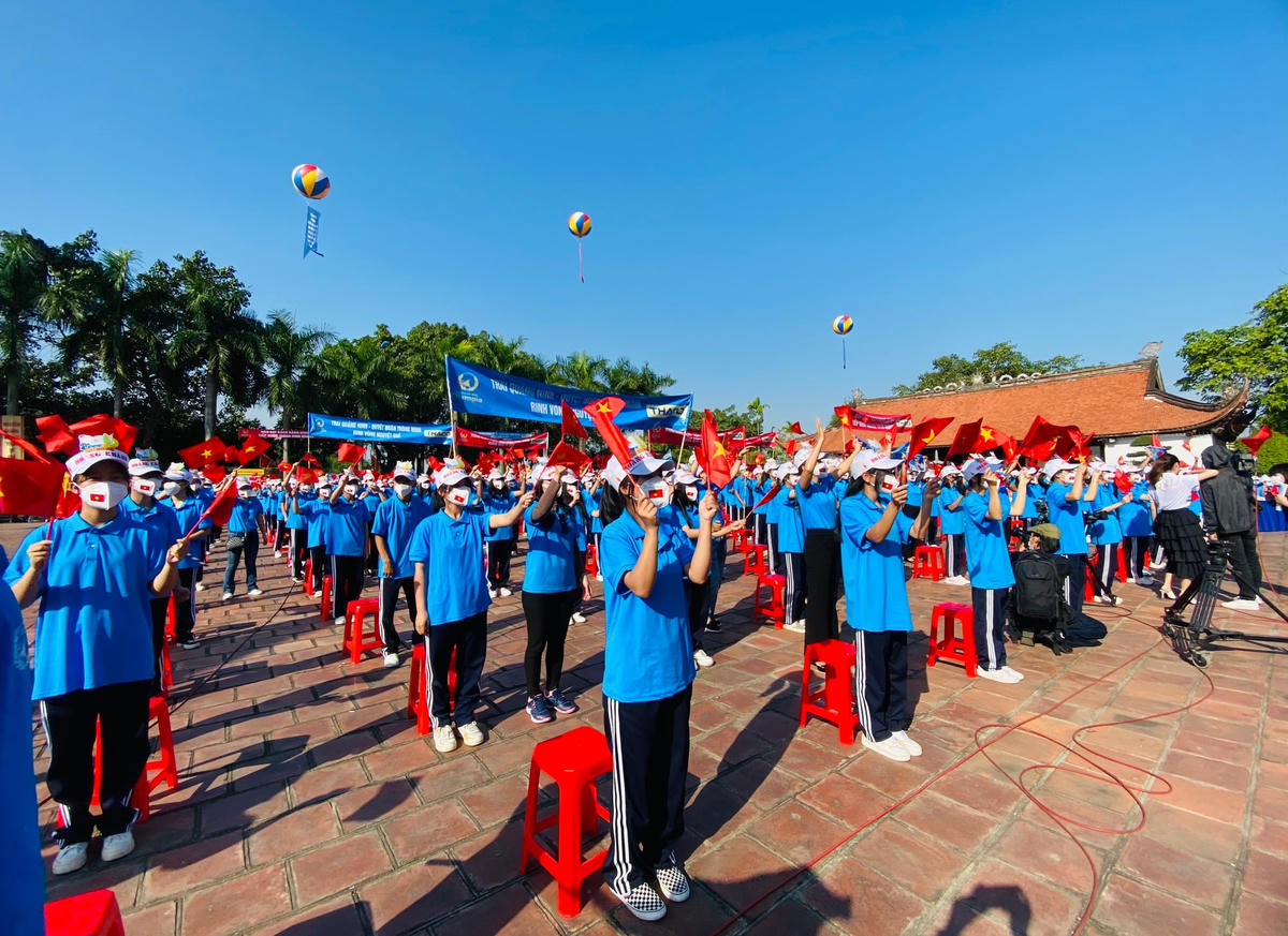 Điểm cầu Quảng Ninh được đặt tại sân đền Trần Hưng Đạo và miếu Vua Bà - Di tích lịch sử nổi tiếng thuộc TX Quảng Yên với sự góp mặt của gần 400 giáo viên, học sinh của Trường THPT Bạch Đằng và các đại biểu đến cổ vũ cho thí sinh Nguyễn Hoàng Khánh cùng hàng trăm ngàn người dân Quảng Ninh theo dõi Hoàng Khánh qua màn ảnh nhỏ.