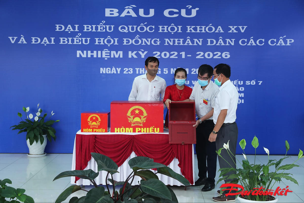 Chuẩn bị hòm phiếu. 