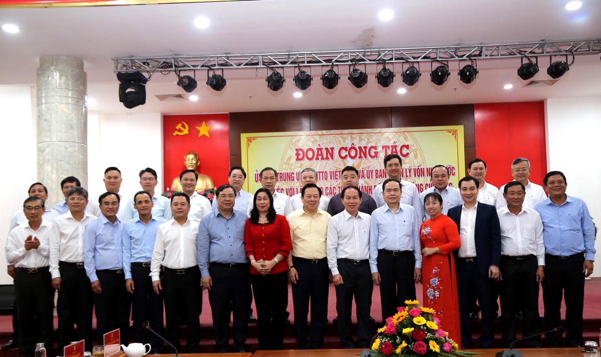 Chủ tịch Trần Thanh Mẫn chụp hình lưu niệm với Chủ tịch Ủy ban MTTQ Việt Nam các tỉnh, thành ĐBSCL.