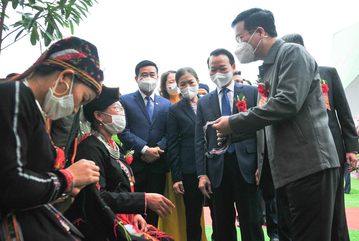 Thường trực Ban Bí thư Võ Văn Thưởng và Phó Chủ tịch UBTƯ MTTQ Việt Nam Trương Thị Ngọc Ánh dự Ngày hội Đại đoàn kết toàn dân tộc cùng nhân dân các dân tộc xã Tân Hợp, huyện Văn Yên, tỉnh Yên Bái. Ảnh: Quang Thiều.