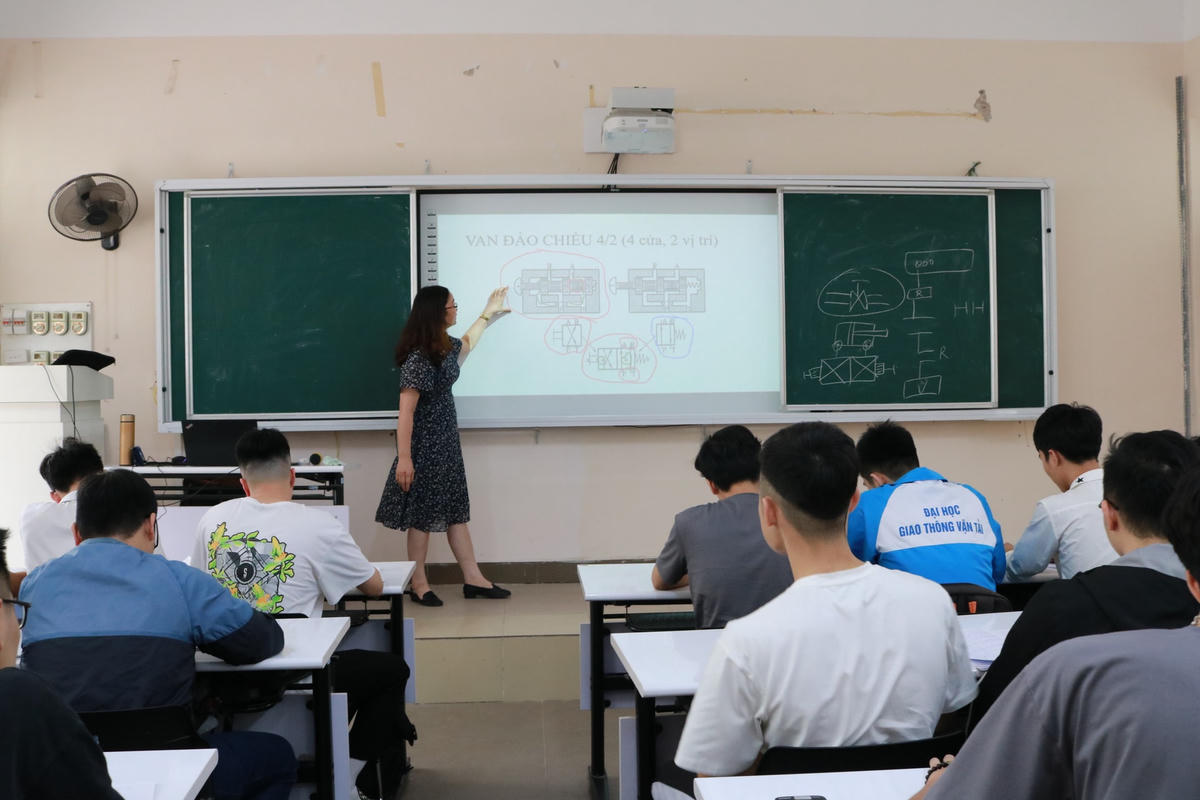 Một giờ lên lớp của giảng viên và sinh viên Trường Đại học Giao thông vận tải.