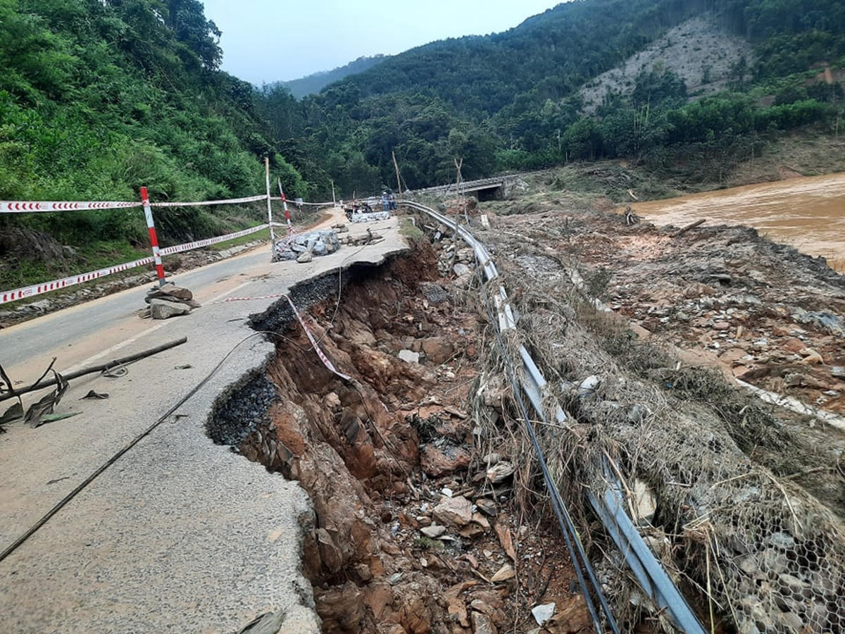 Vùng biên giới Tây Giang còn nhiều điểm sạt lở nặng.