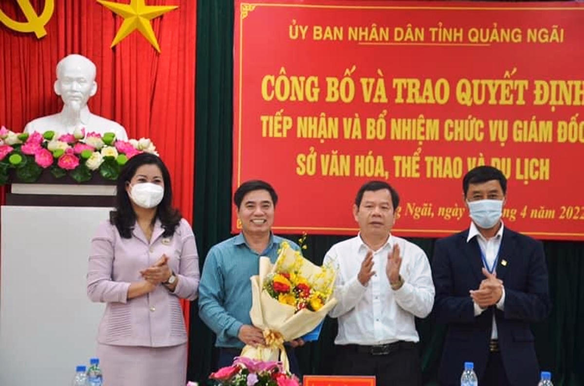 Ông Nguyễn Tiến Dũng, Giám đốc Sở VHTTDL tỉnh Quảng Ngãi (người cầm hoa).