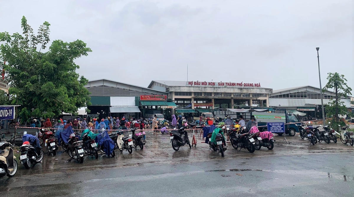 Phong tỏa chợ đầu mối nông sản ở Quảng Ngãi.