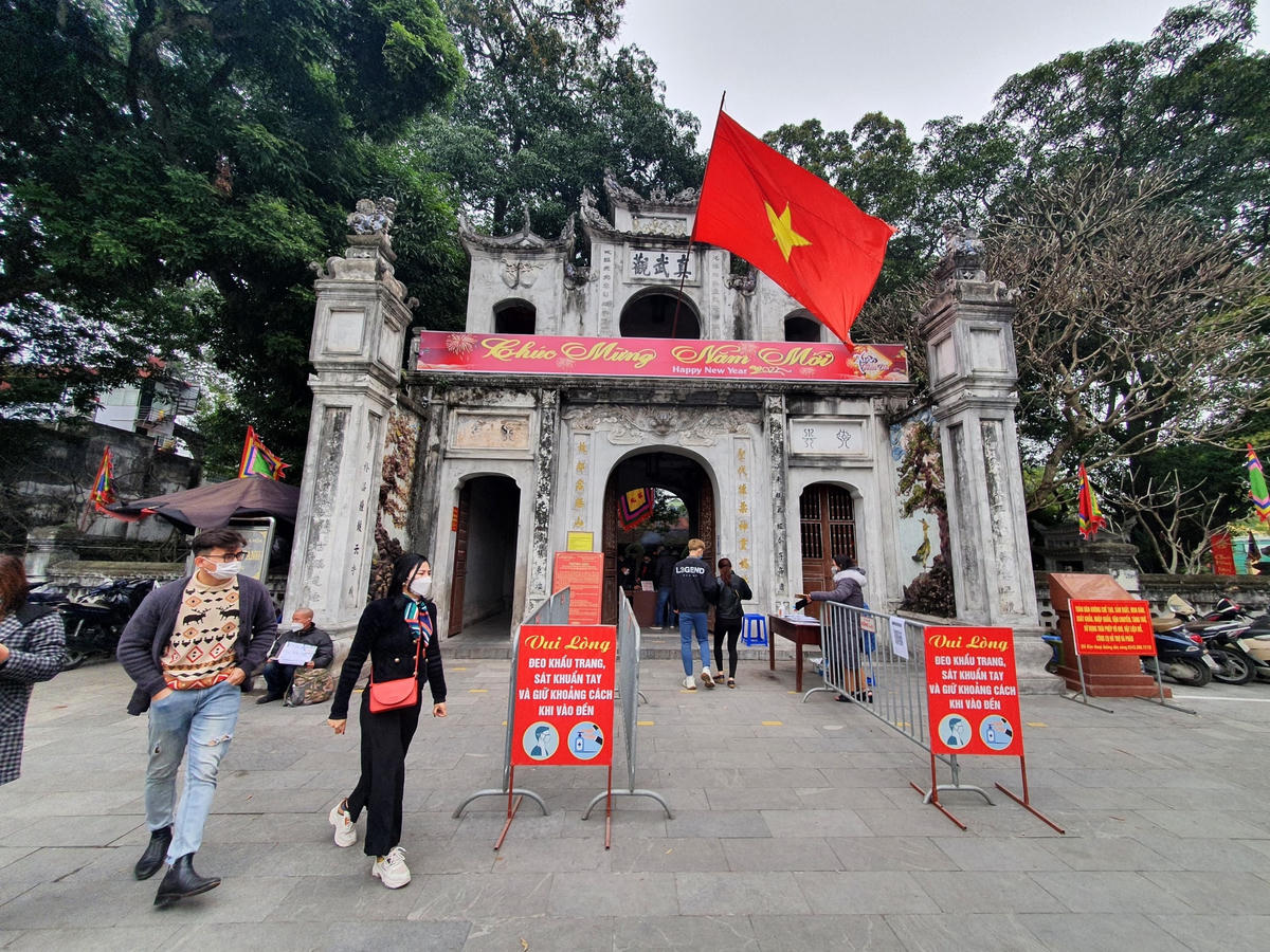 Ban quản lý di tích đã thực hiện phân luồng, yêu cầu người dân khai báo y tế và sát khuẩn tay trước khi vào đền. 