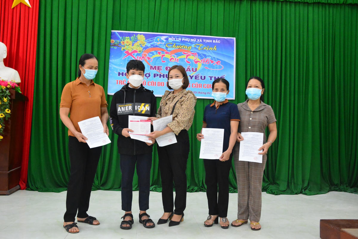 Trao tặng sổ tiết kiệm cho em Nguyễn Lữ Nhật Thống