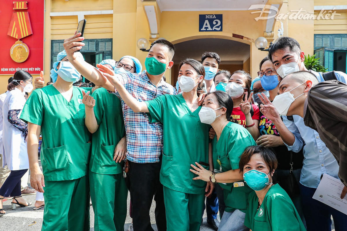  Những chiến binh áo trắng cùng chụp chung với nhau những bức hình kỷ niệm trước khi lên đường làm nhiệm vụ. Ảnh: Quang Vinh.