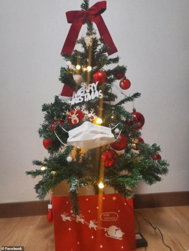 Hình ảnh cây thông Noel kèm theo chiếc khẩu trang xuất hiện trên báo chí nhiều nước Âu - Mỹ.