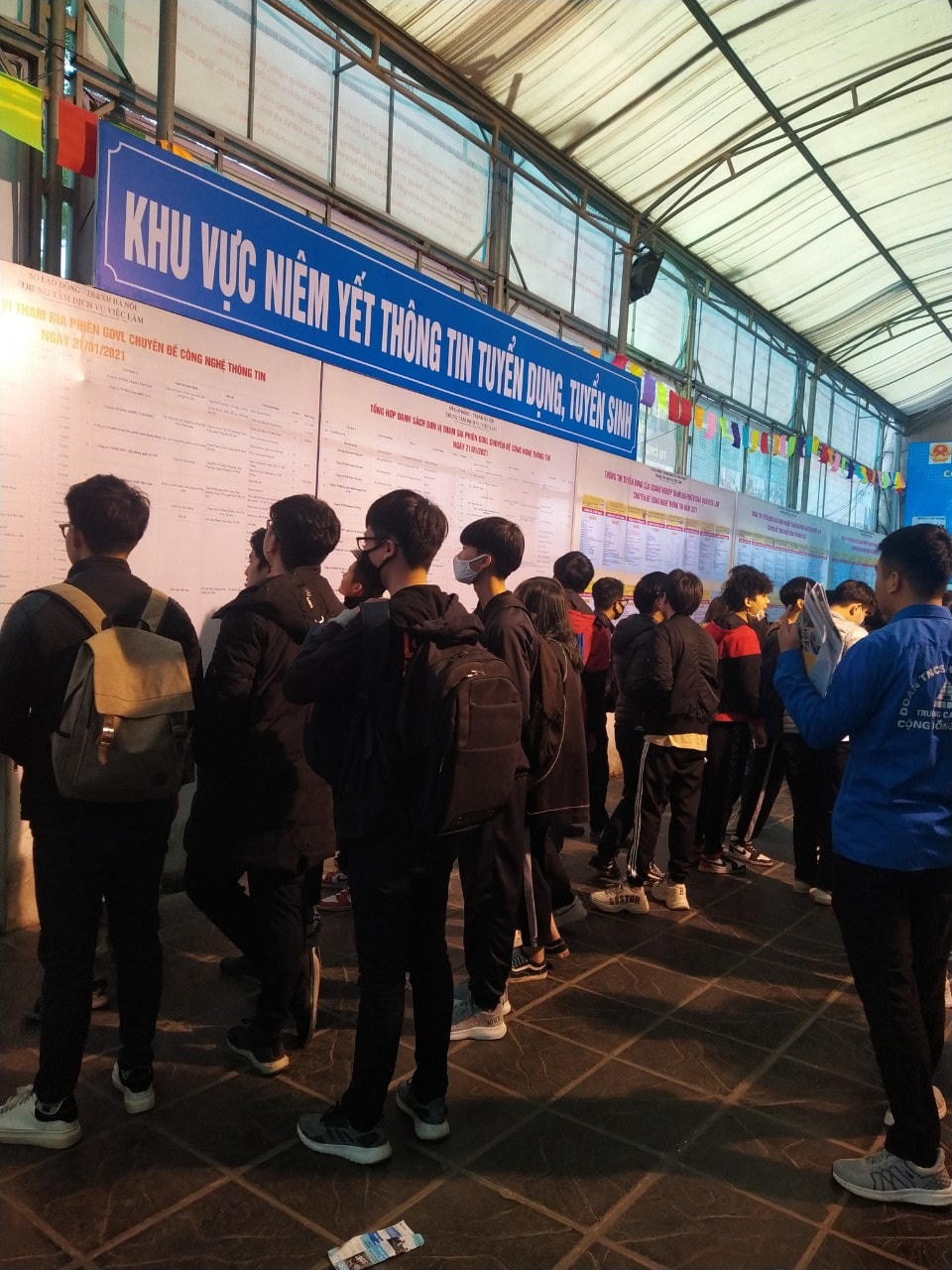 Lao động trẻ tìm kiếm nhu cầu việc làm tại phiên giao dịch việc làm chuyên đề về CNTT tại Hà Nội.