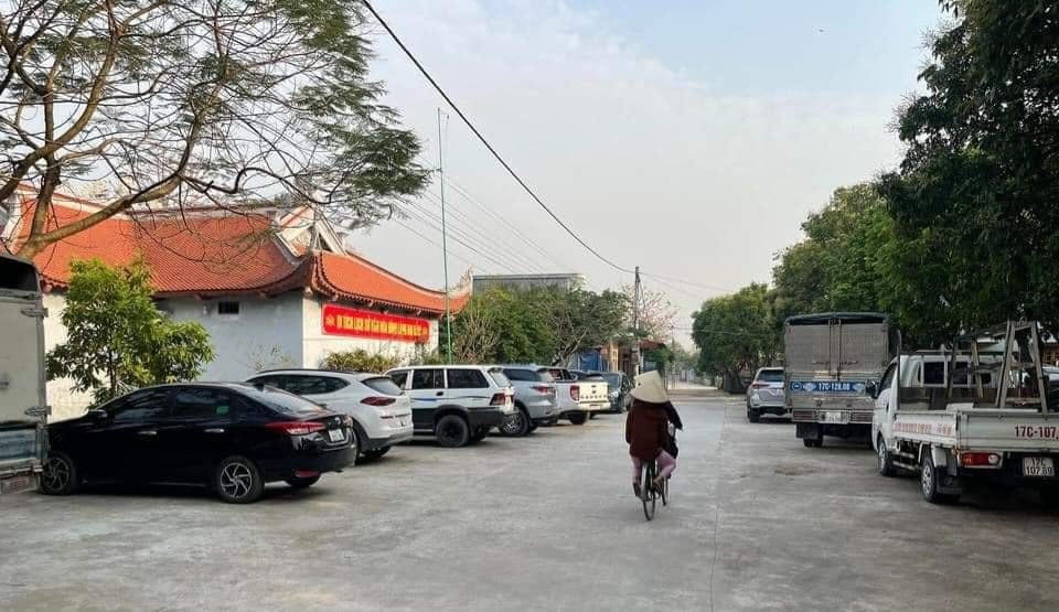 Những chiếc ô tô của khách đến "chơi" tại hồ Thảo Vy.