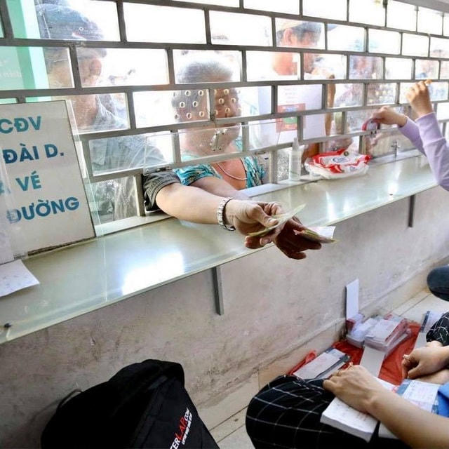 Cửa bán vé trước sân Thống Nhất hoạt động nhộn nhịp sáng 22/3.