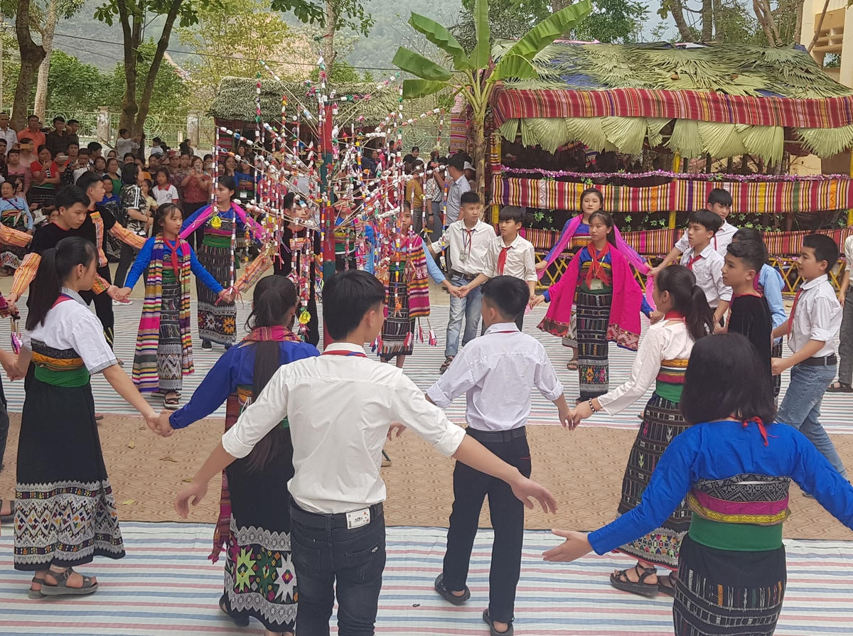 Học sinh với tiết mục múa Pồn Pông.