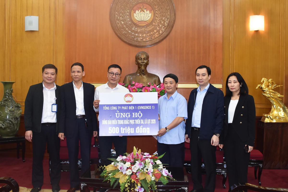 Phó Chủ tịch - Tổng Thư ký Hầu A Lềnh tiếp nhận ủng hộ từ Tổng công ty Phát điện 1.