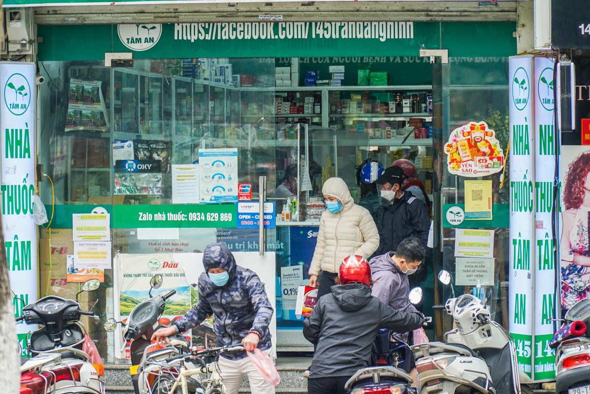 Các nhà thuốc tại Hà Nội đông người đến mua để tự điều trị Covid tại nhà. Ảnh: Hoàng Anh.