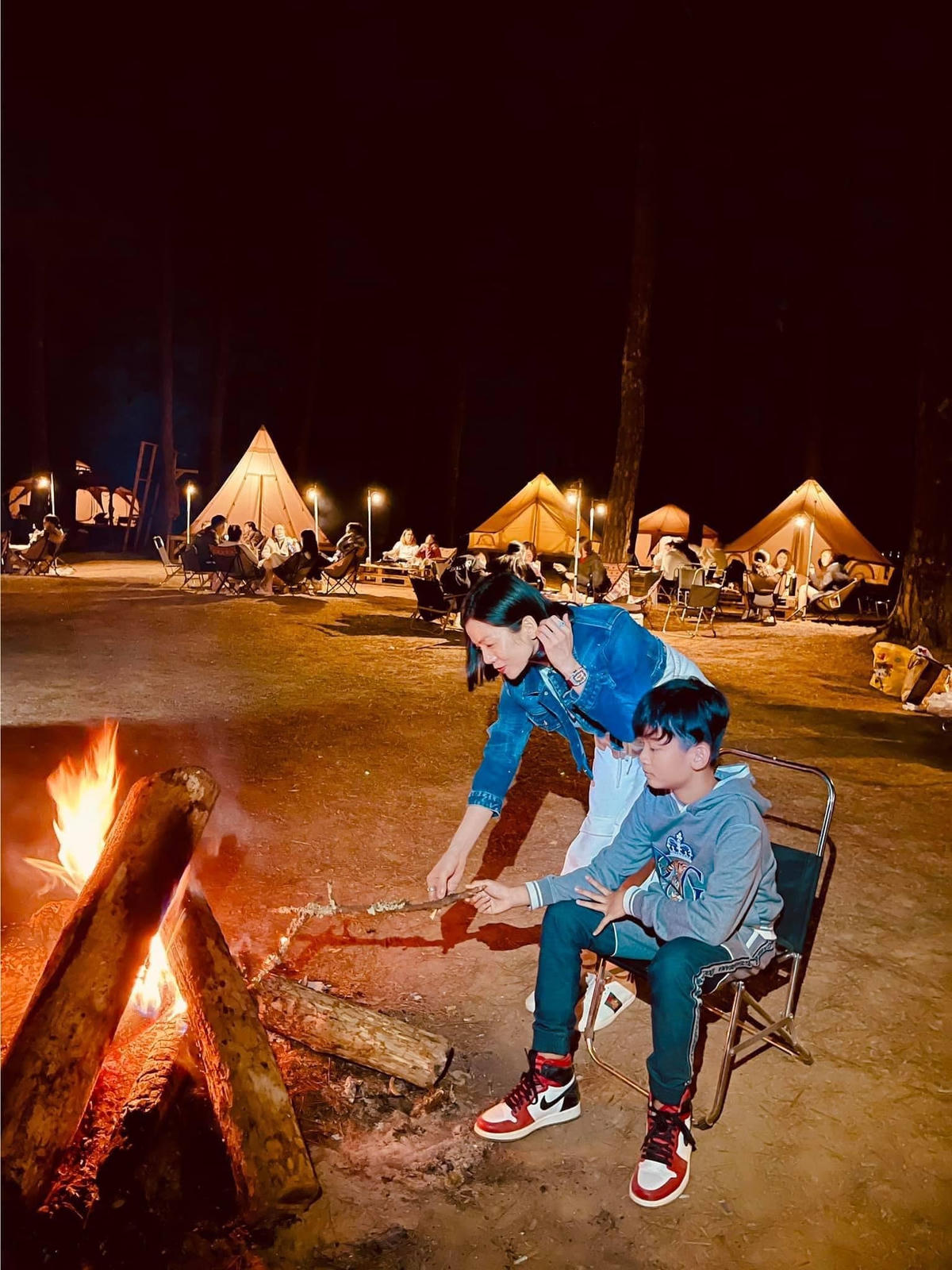 Thời gian này Lệ Quyên như thay đổi hoàn toàn, tươi trẻ hơn, yêu đời hơn bởi có một người đặc biệt ở bên cạnh quan tâm, chăm sóc. Tuy nhiên, cô vẫn dành tình cảm rất lớn đến con trai (bé Bo) khi đưa bé đi chơi thật vui vẻ trước khi trở lại trường học sau kỳ nghỉ Tết kéo dài.