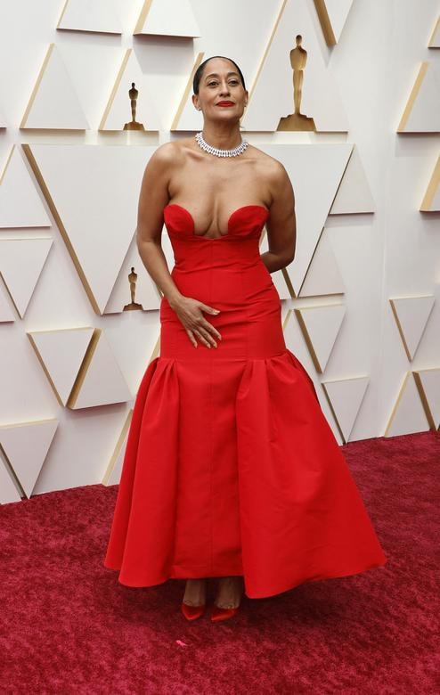 Tracee Ellis Ross khoe dáng trong thiết kế cắt cúp táo bạo. Váy, giày và màu môi của cô ton-sur-ton với nhau. Ảnh: Reuters.