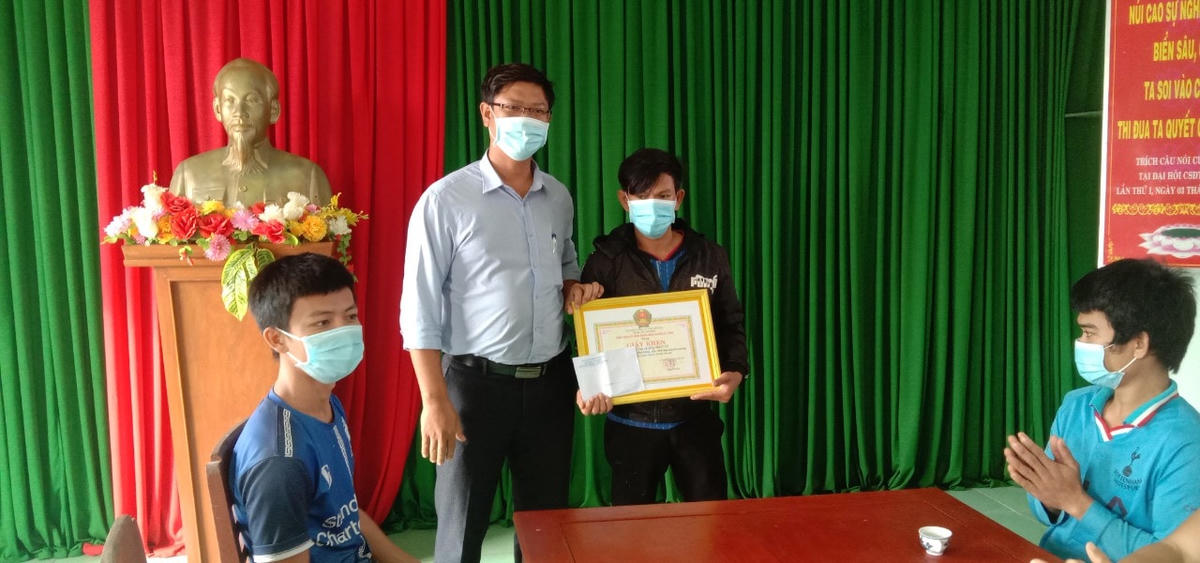 Khen thưởng thuyền viên tàu cá QNg 98813 TS.