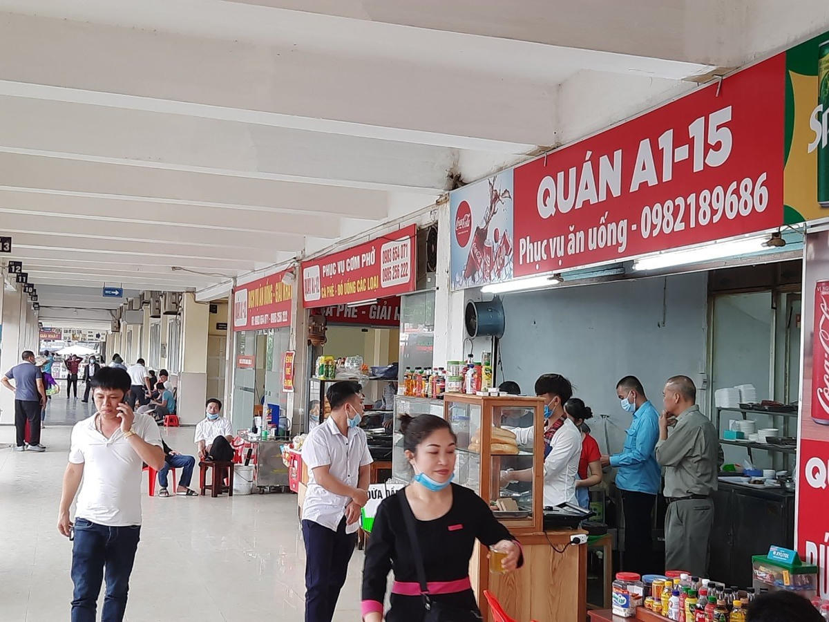 Những người dân tại đây khá lơ là trong việc đeo khẩu trang, nhiều người ngang nhiên tháo khẩu trang trong bến.