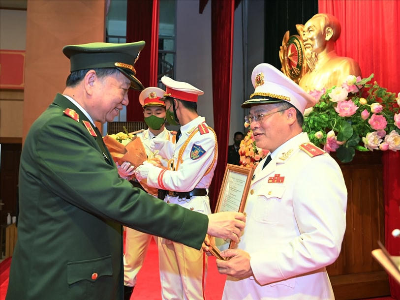 Bộ trưởng Tô Lâm trao Quyết định bổ nhiệm chức vụ Thứ trưởng Bộ Công an đối với Thiếu tướng Nguyễn Văn Long. Ảnh: Cổng TTĐT Bộ Công an.