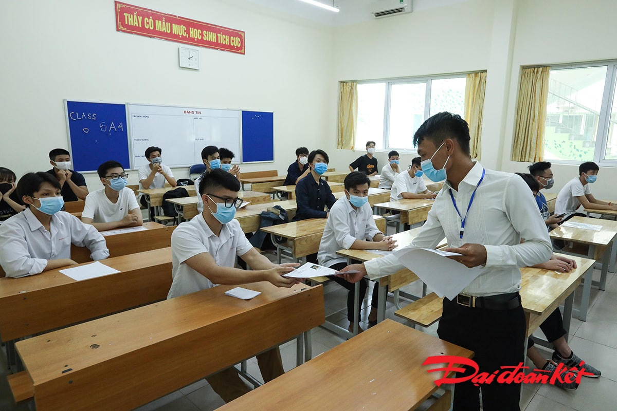 Cán bộ coi thi phát cho thí sinh bản khai đăng ký thi.