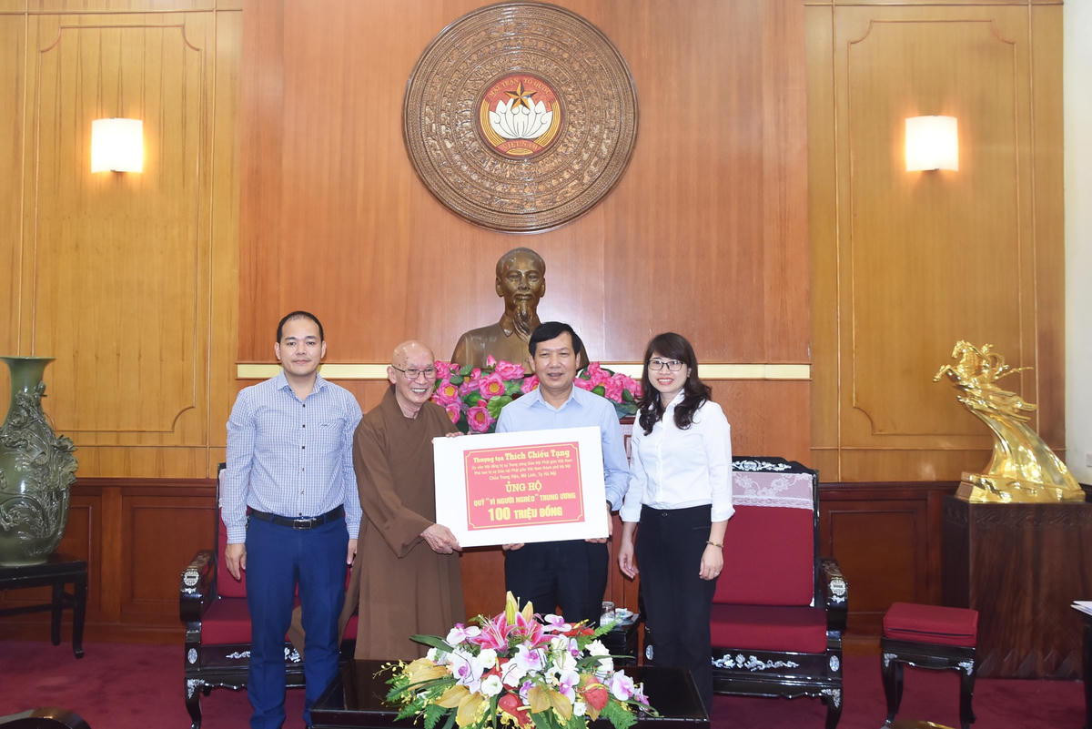Ông Trần Văn Sinh tiếp nhận ủng hộ từ Thượng tọa Thích Chiếu Tạng.