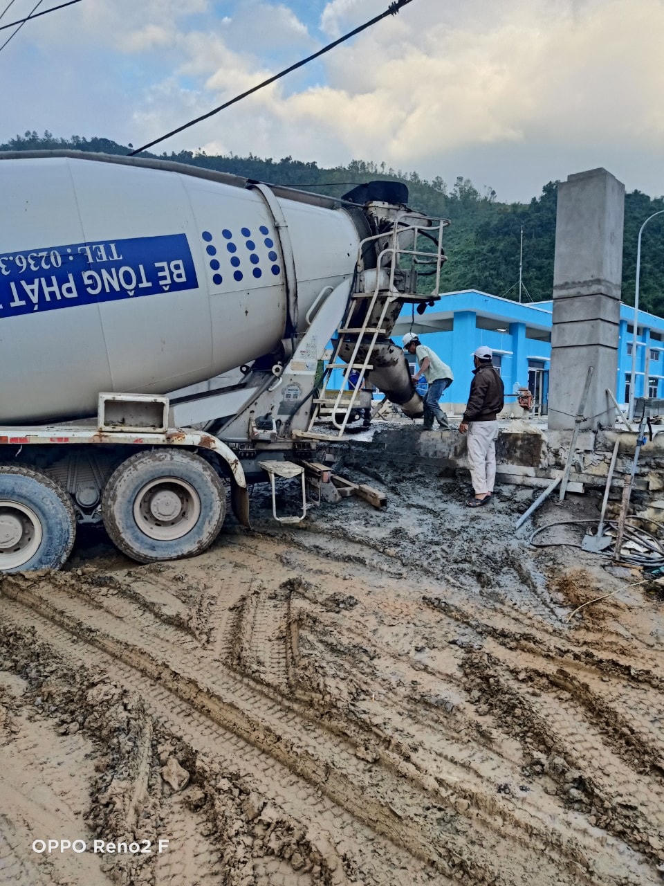 Theo lời người dân, xe trộn bê tông hoạt động bất kể giờ giấc. (Ảnh người dân Hòa Bắc cung cấp).