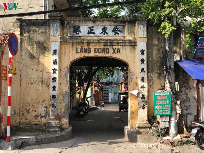 Cổng làng Đông Xá vẫn mộc mạc, đơn sơ như thuở sơ khai.