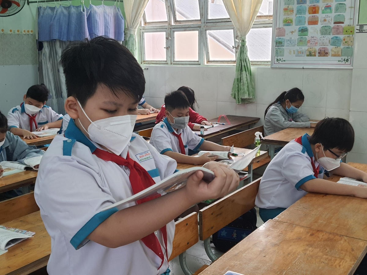 Học sinh đều được đeo khẩu trang và giữ khoảng cách an toàn. 