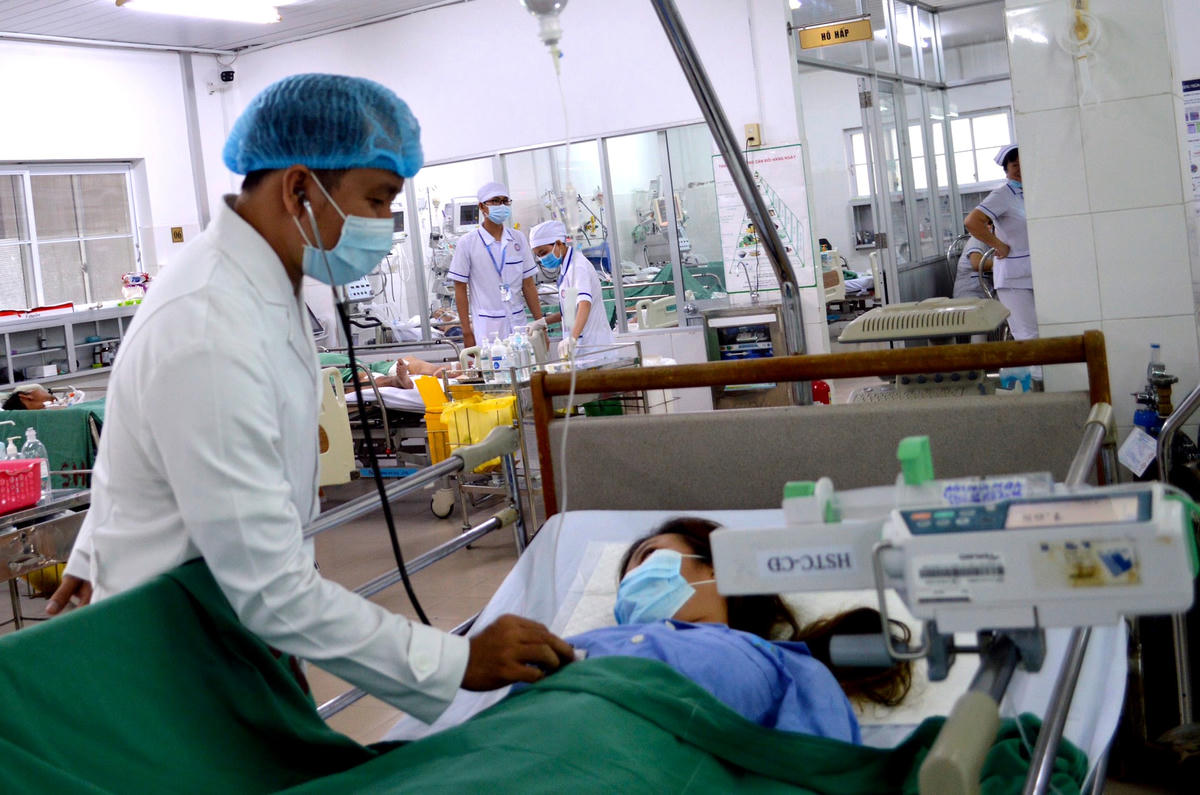 Các bác sĩ đang tích cực chăm sóc các bệnh nhân 