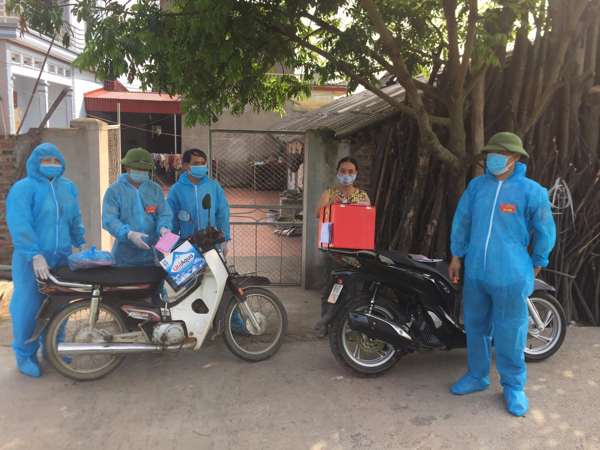 Hòm phiếu di động được đến từng nhà để cử tri bỏ phiếu.