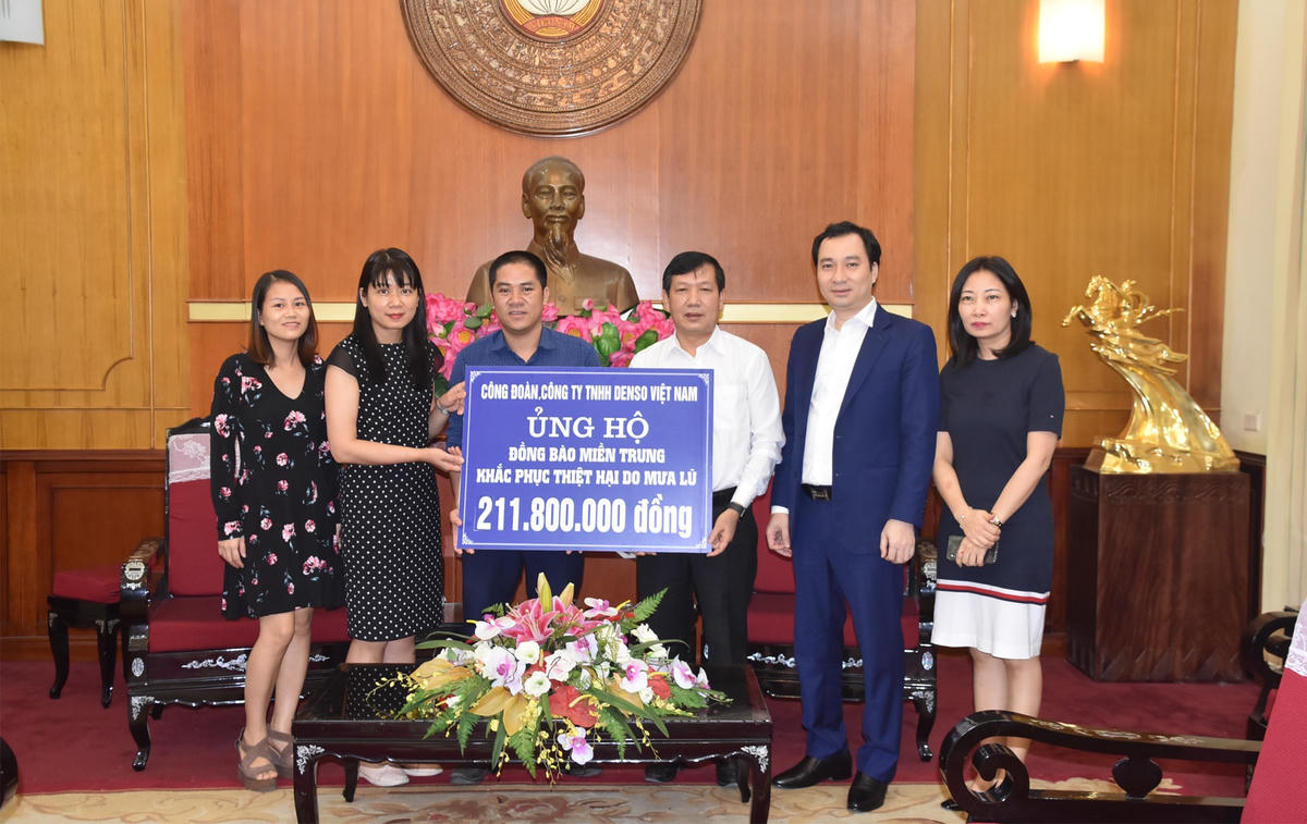 Ông Trần Văn Sinh, Trưởng ban Phong trào, UBTƯ MTTQ Việt Nam tiếp nhận ủng hộ từ Công đoàn Công ty TNHH Denso Việt Nam.
