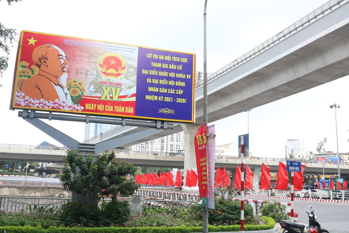 Cờ đỏ, pano,... phủ kín khắp các con phố Hà Nội.  