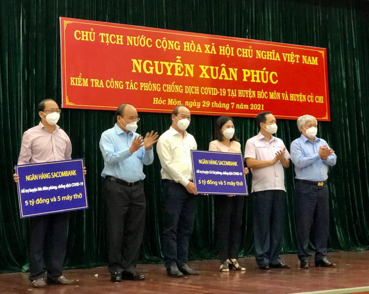 Chủ tịch nước Nguyễn Xuân Phúc và Chủ tịch UBTƯ MTTQ Việt Nam Đỗ Văn Chiến chứng kiến các doanh nghiệp trao hỗ trợ công tác phòng, chống dịch Covid-19 cho huyện Hóc Môn và huyện Củ Chi.