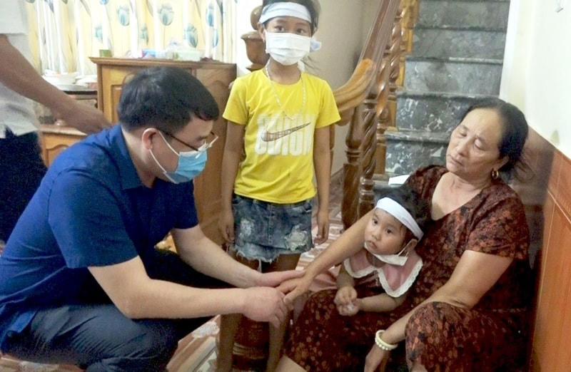 Lãnh đạo huyện Quảng Xương thăm hỏi và động viên gia đình các cháu trong vụ đuối nước tại xã Quảng Nham.